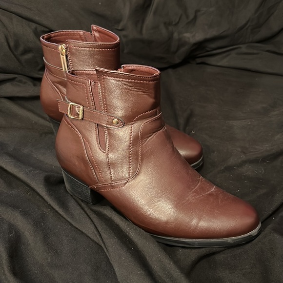 Wide brown boots.  Slightly worn - Picture 5 of 8